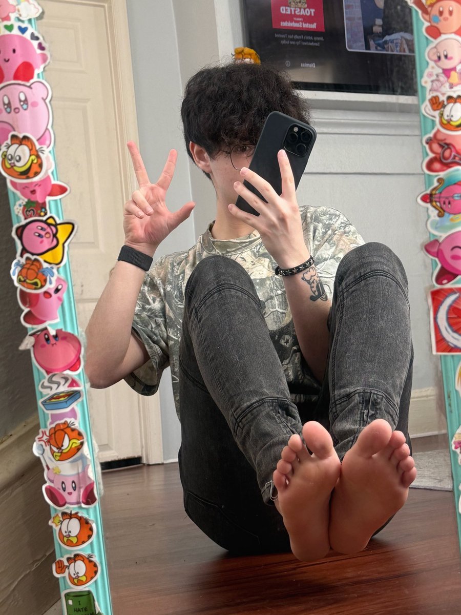 milesissoft's tweet photo. I always forget people are into feet until I get dms of people begging me to post them

here’s paw pics free of charge

#femboy #ftm #nsfwtwt https://t.co/xqp5289FVI