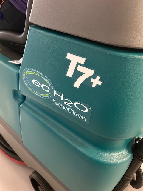 🏥🧹Royal Domestic Team gets new eco-friendly T7 Scrubber! This chemical-free cleaning tech cuts carbon by 93% while meeting National Cleanliness Standards. Better infection control, supporting Net Zero goals. #UHLG #InnovativeNHS #CleaningExcellence