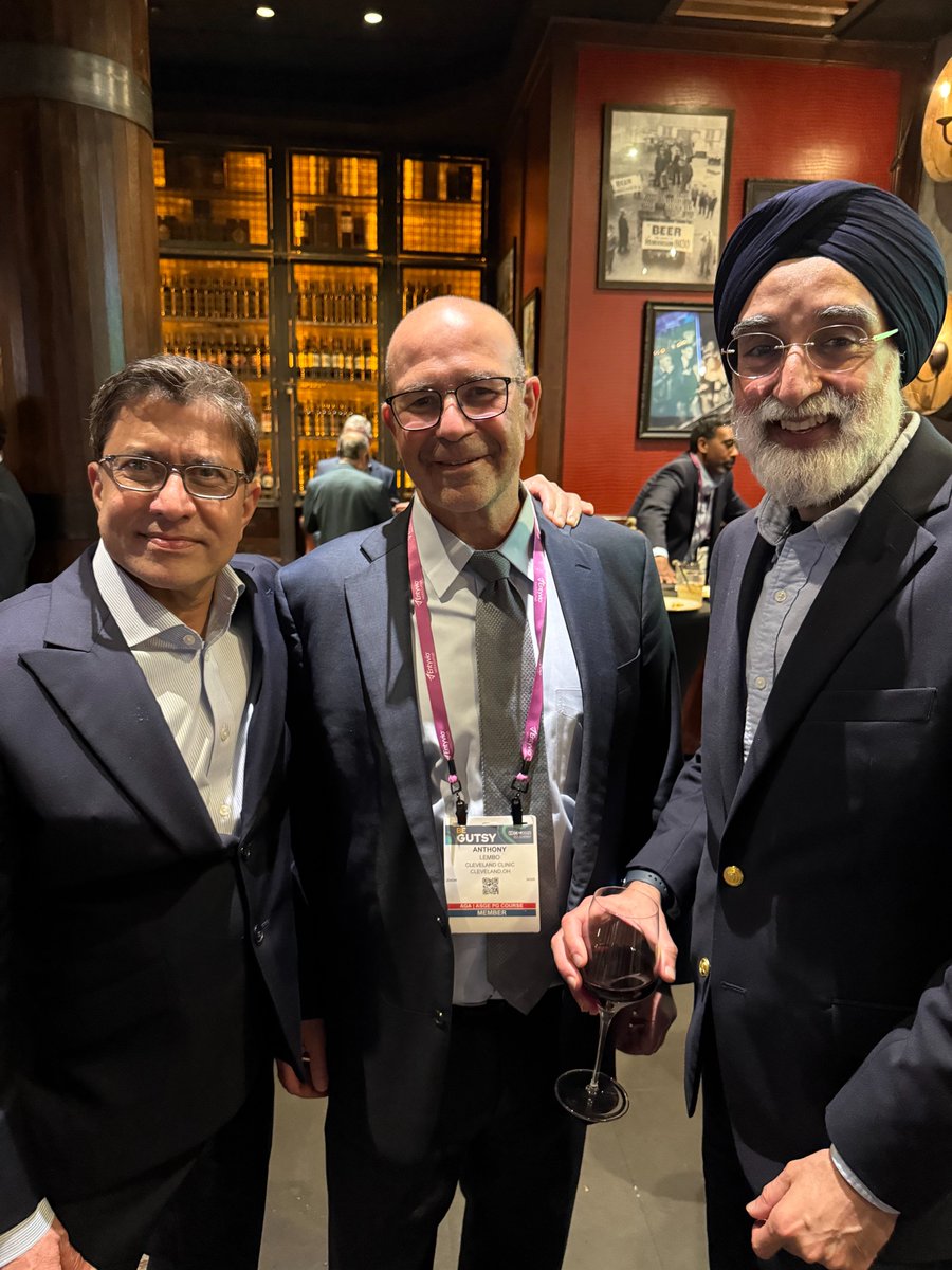 BIDMC_GI's tweet image. One of our favorite events of the year is when our current faculty, fellows, and alumni all reunite at DDW! So great to see familiar #BIDMCGI faces at #DDW2025 and looking forward to next year already 🎉