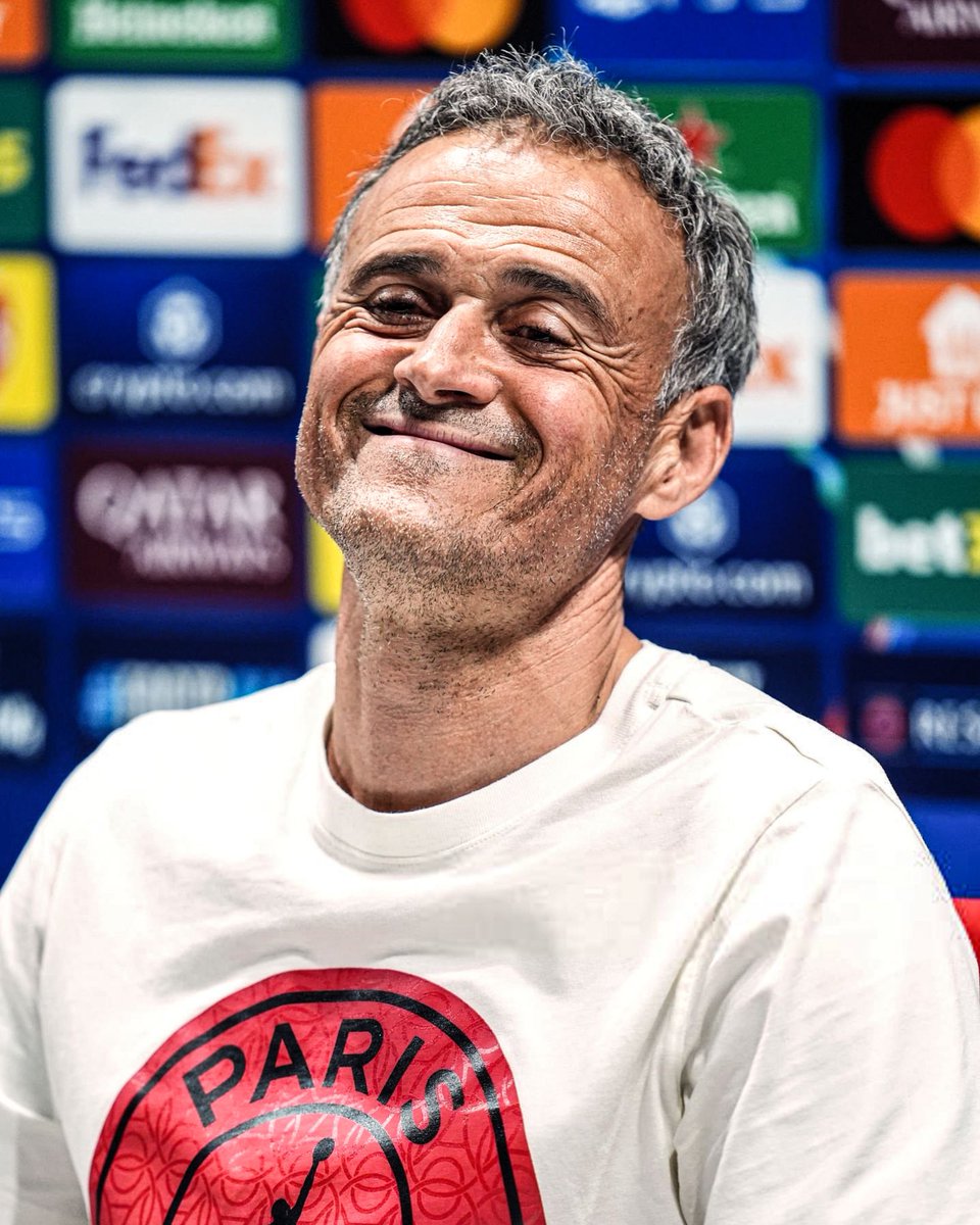 AtaqueFutbolero's tweet photo. "¿Qué pasa si PSG no pasa a la final? Esa es una pregunta muy española, muy de nuestro estilo.

Vamos a lo negativo, que puede ser lo peor: que no pasemos. Pues continúa la vida, saldrá el sol. Cuando sale el sol en París es maravilloso. Nosotros como deportistas y como la vida, si no pasamos al rival, aplaudiremos al rival aunque no lo merezca, le felicitaremos.

Nos levantaremos al otro día jodidos, pero con orgullo pensando en que me levanto otra vez y lo vuelvo a intentar y el año que viene volveré a intentar estar en la final, ese es el objetivo".

Palabras de Luis Enrique, con el diario del viernes, antes de quedar eliminado en semis de Champions vs. BVB.

Hoy, un año después de aquella frase, el PSG es finalista de la Champions y enfrentará al Inter de Milán.

😮‍💨🥃