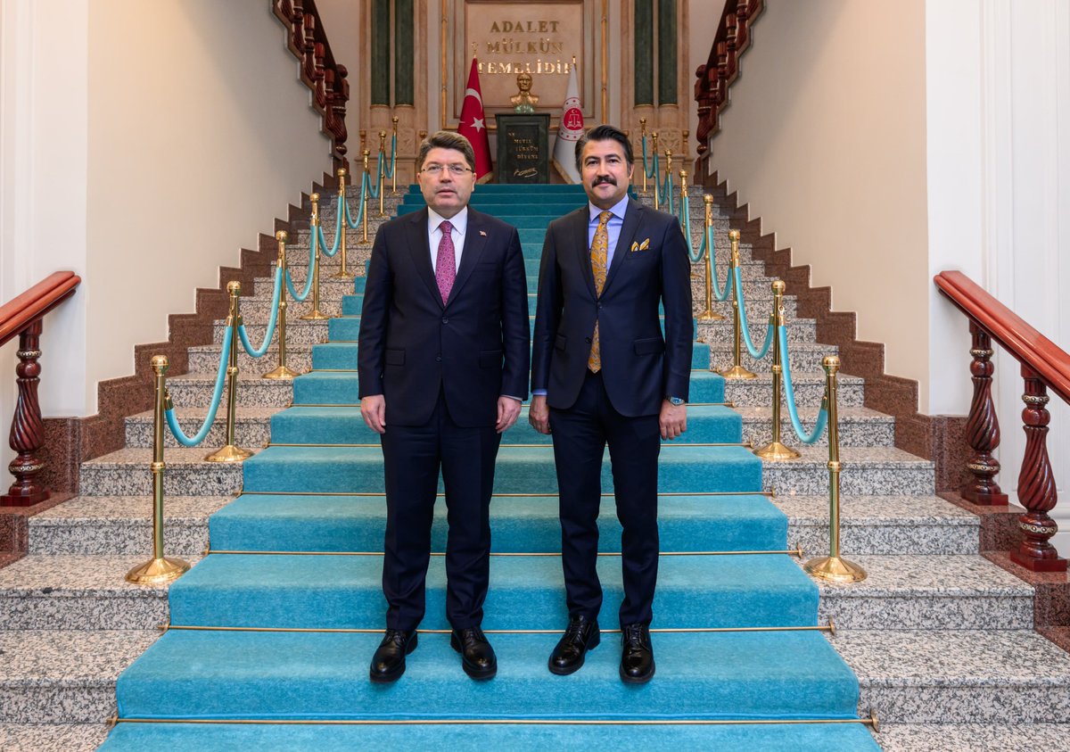 AK Parti Denizli Milletvekilimiz Cahit Özkan'ı Bakanlığımızda konuk ettik.

Kültür ve turizm şehrimiz Denizli'de adalet hizmetlerimizin sunumunun kalitesini daha da artırmak için yürüttüğümüz çalışmalar üzerine değerlendirmelerde bulunduk.

Milletvekilimize nazik ziyareti için