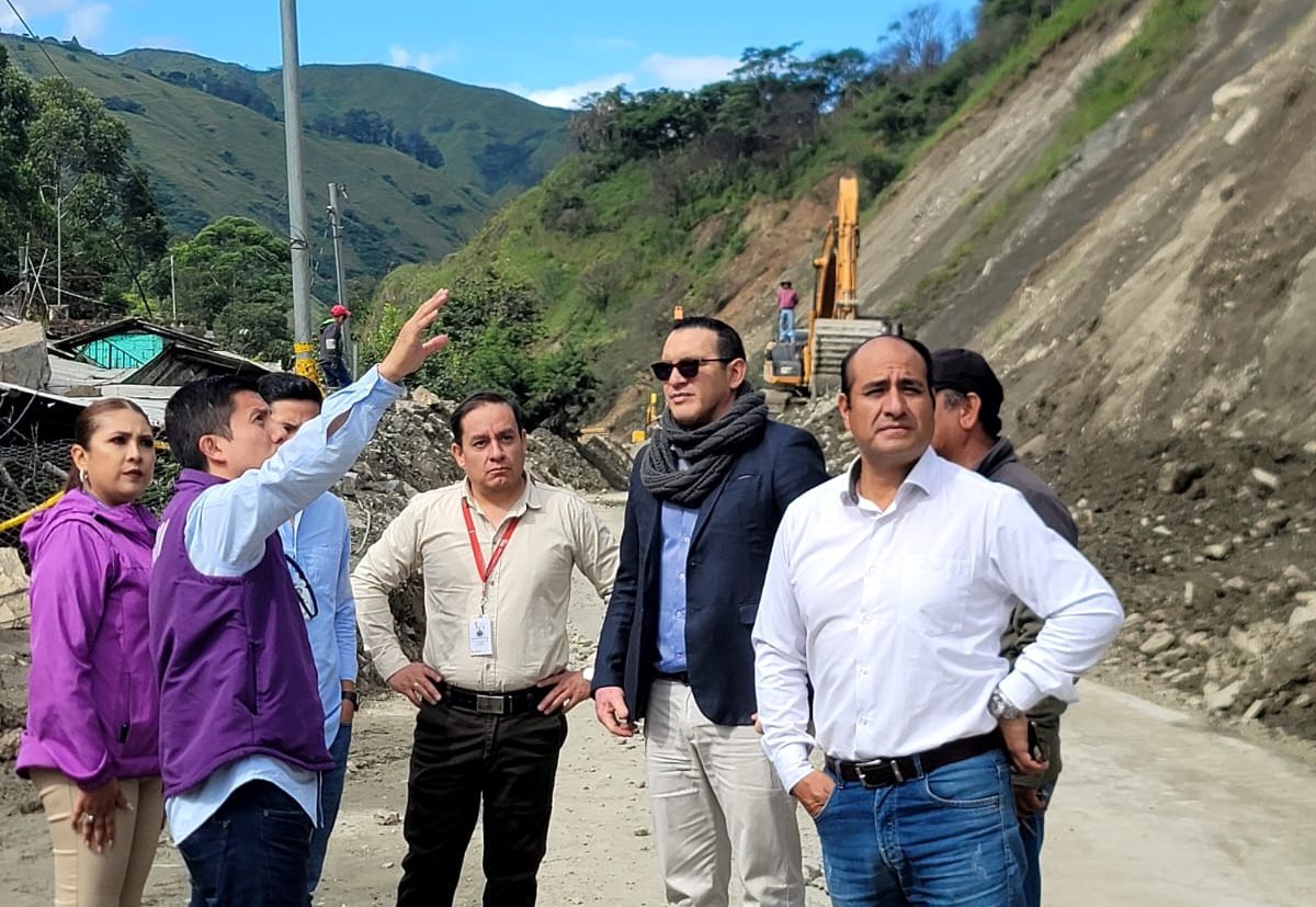 ECU911Machala1's tweet photo. Durante la constatación de trabajos en el sector Nangora para habilitar la vía, el #ECU911 a través del Jefe Local @pafemena, socializó con habitantes de la zona, el uso del aplicativo móvil 9-1-1 📱.

De esta manera se busca ofrecer una alternativa en el reporte de emergencias. https://t.co/ONxIFfG4om