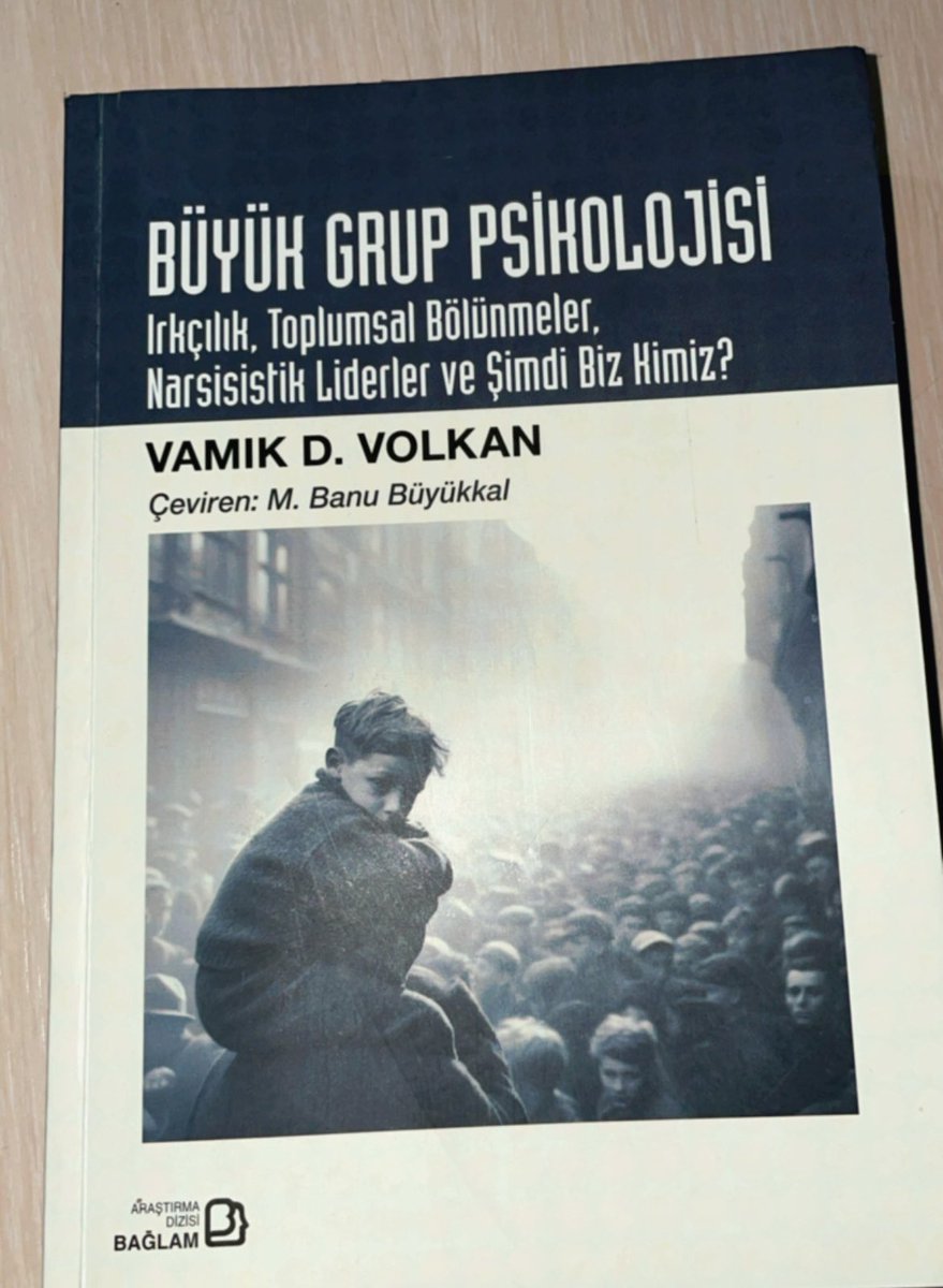Otoriter muhafazakar lider, iktidarda kalabilmek için, siyasi propaganda yoluyla ortak mağduriyet ve haksızlığa uğrama beklentisini pekiştirir (s.146).