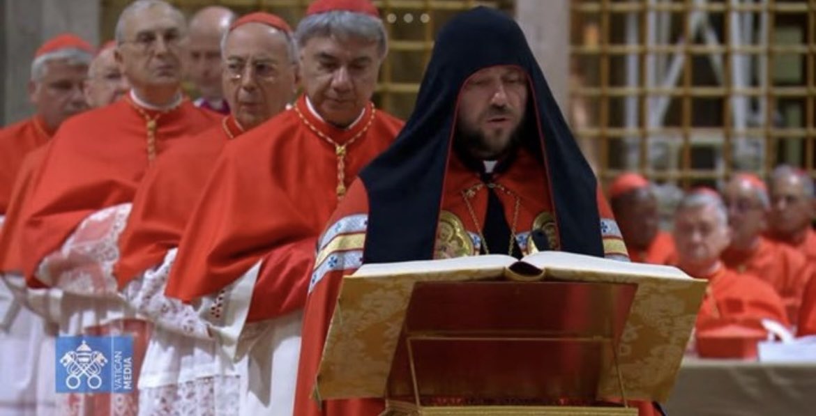 O te quitas la capucha en clase, o te pongo un parte.

#CónclaveEducativo