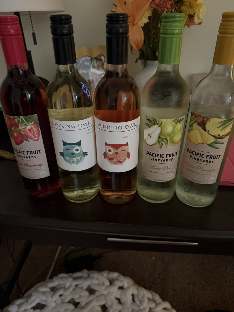 mizzoulippey's tweet image. 4 dollar Aldi wine and formal with the wife. Jam’s about to have himself a night. #staysolid