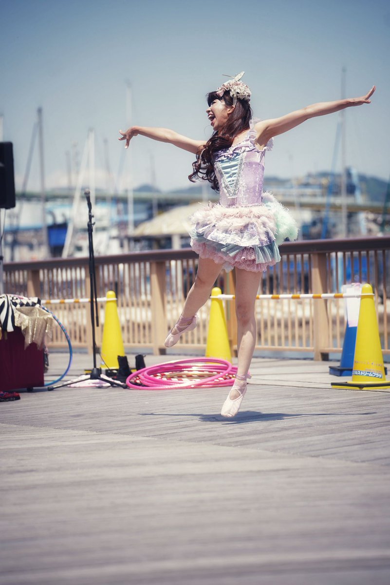 jy_skyadd's tweet photo. 5/5 #清水みなと大道芸
KANA∞ さん
正面デッキ

追加😅
いつもはついついズームしてしまいますが、ここは抑えて背景を……背景？🤣
ということで開始前の しずら を添えて。☺️

#KANA_hoop
#KanaHoop #PerformerKANA
#ドリプラ https://t.co/urZkTdk0M9