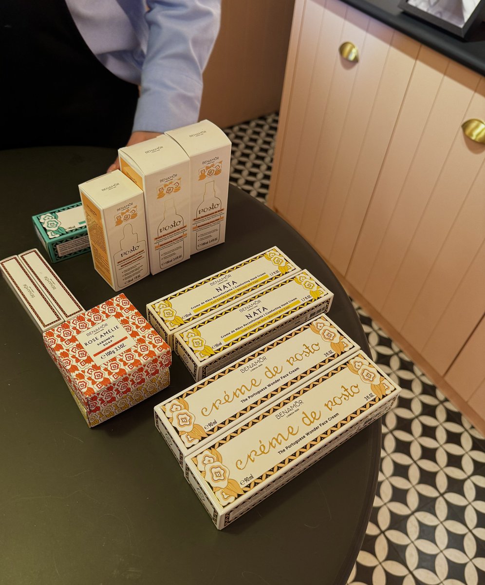 I just stumbled across the cutest pink store and it instantly drew Me in, then I found out it was the very first cosmetic company in Portugal, creator of the country’s first ever face cream (dating back over 100 years.) As a history nerd and skincare fanatic… 
I HAD to try their