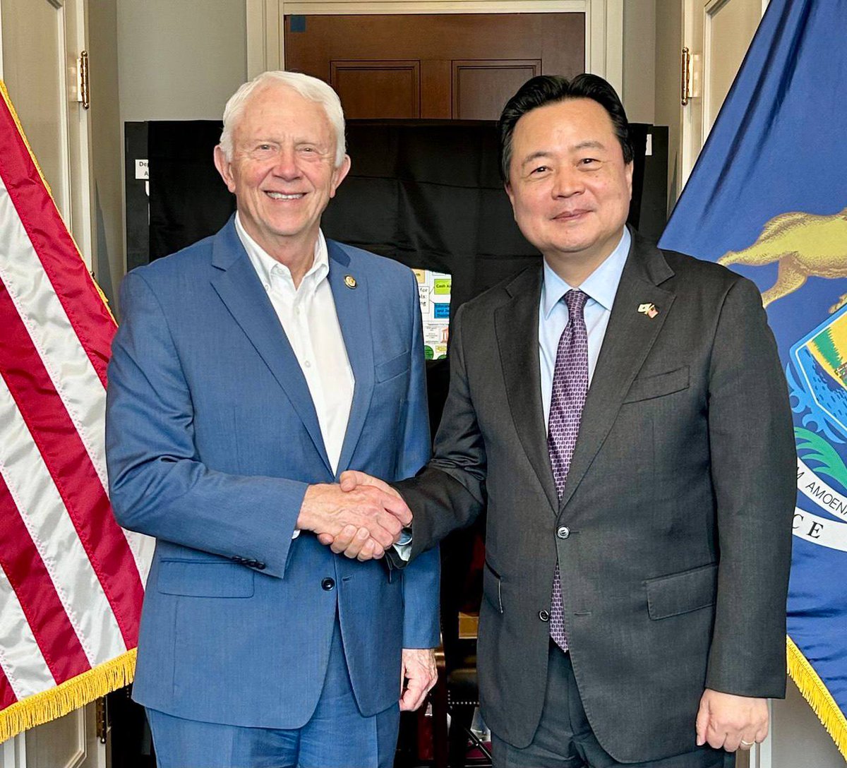 Great to reconnect w/ <a href="/RepJackBergman/">Rep. Jack Bergman</a> — a proud veteran and steadfast advocate for the 🇰🇷🇺🇸 Alliance. Grateful for our productive discussion on strengthening security cooperation, shipbuilding partnerships, and the growing role of Korean investment in the U.S. economy.