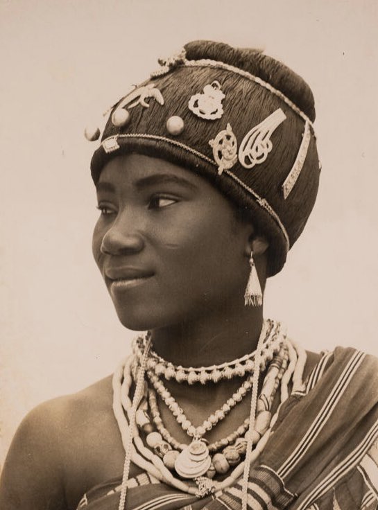 A portrait of woman wearing Tekua, a ceremonial headdress (1957–1978).