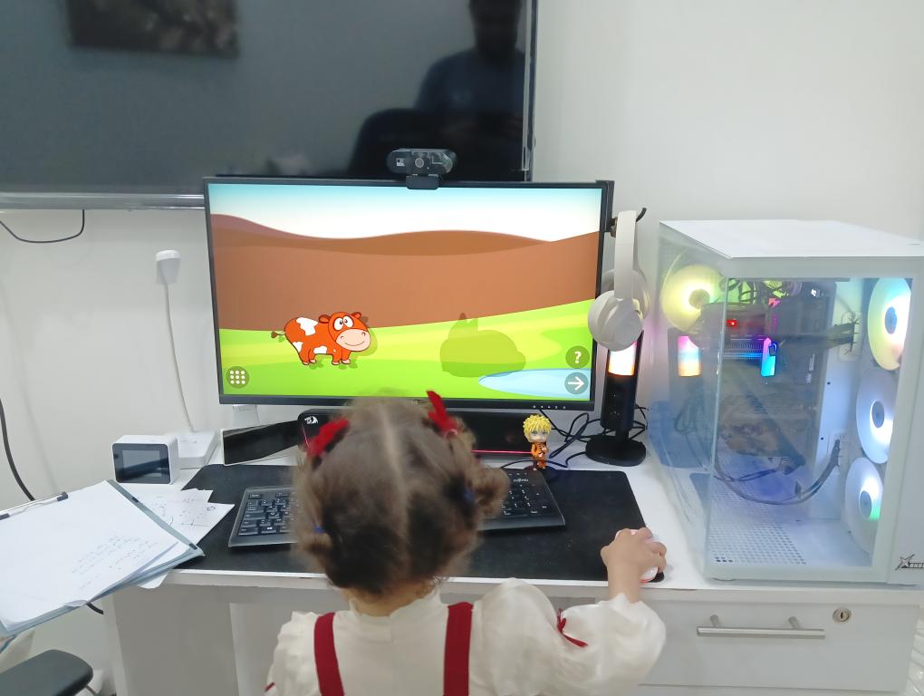 madoutech's tweet image. Just caught my 3-year-old girl closing VS Code and opening a learning app on my PC!  

I stepped away for a quick rest, and she’s already taking over my setup. Future coder in the making? 

#ProudParent #TechKid