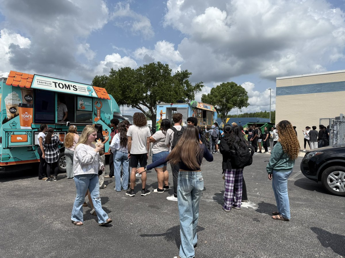 Kona Ice and Toms Coffee for all students who made learning gains or passed the ELA Fast test! More than 600 Gators to celebrate! 💛💙