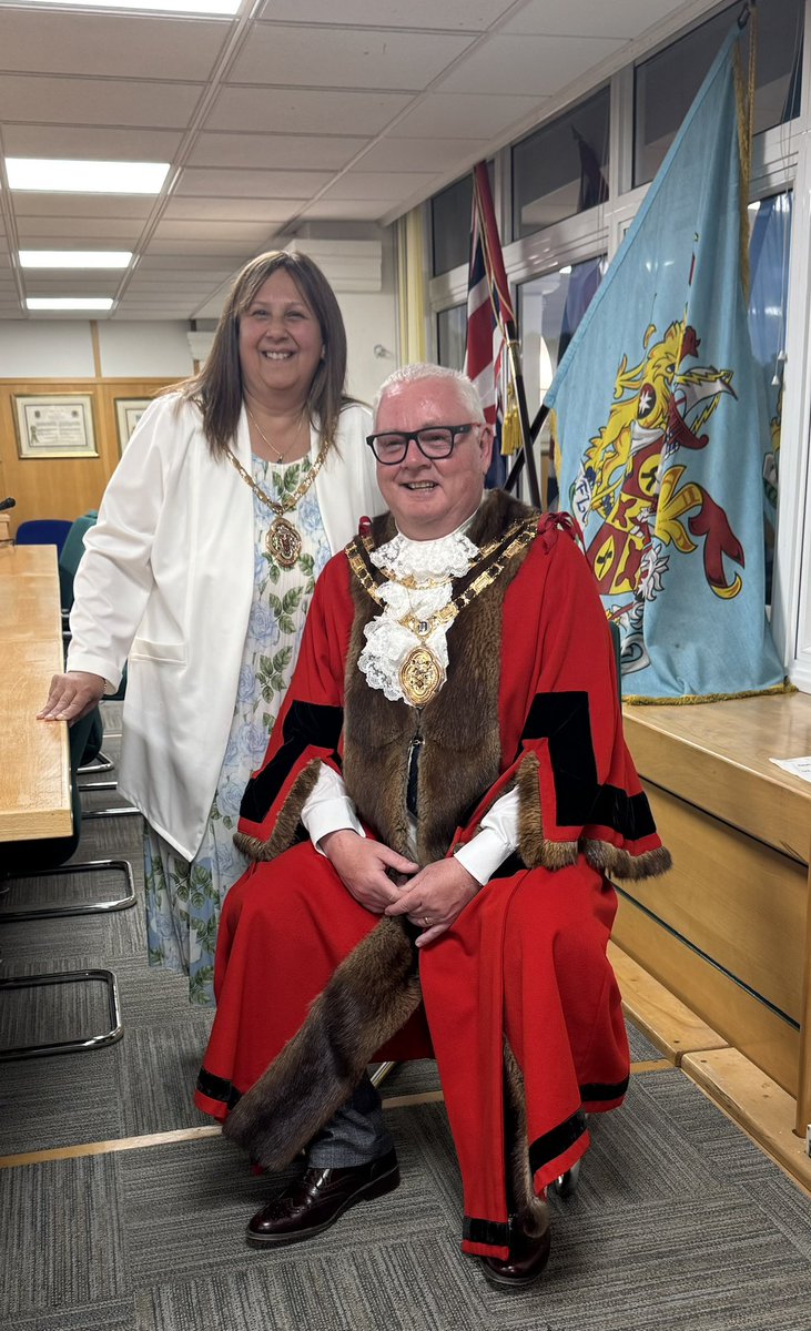 Great evening at the Civic Centre tonight as our outgoing <a href="/MayorofDartford/">Mayor of Dartford</a> Cllr Andy Lloyd handed on the chains of office to the new Mayor Cllr Peter Whapshott