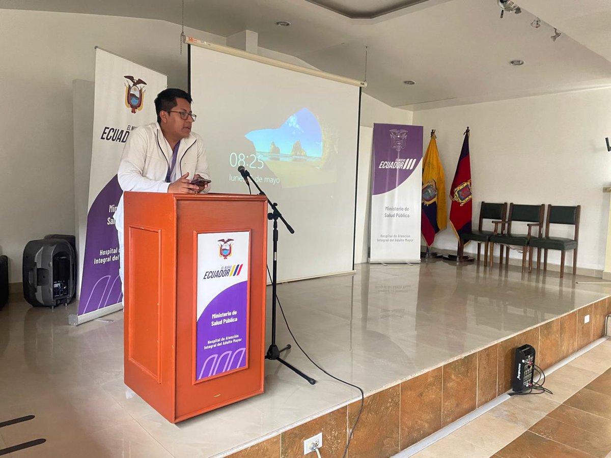 HospAdultoMayor's tweet image. 👩⚕️📚 El @HospAdultoMayor dio la bienvenida a estudiantes de Enfermería de la @UDLAEcuador e @Uni_Indoamerica, con una inducción junto a tutores asistenciales. Inician su rotación práctica con compromiso y vocación, formándose en el cuidado integral del adulto mayor. ¡Éxitos!