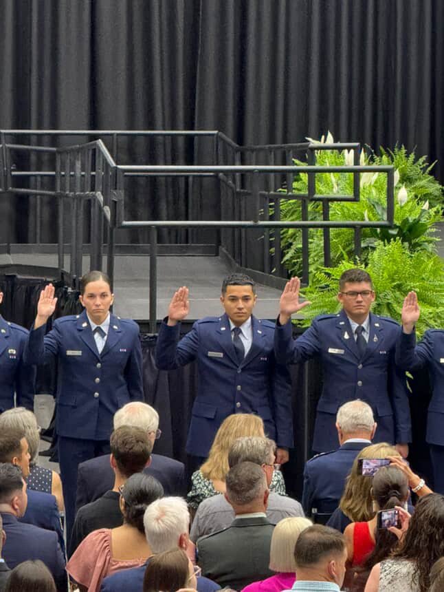 So proud of our guy Deshaun Pooler 🙌 Graduated Embry Riddle 👨‍🎓 commissioned into the Air Force 🇺🇸 and will be an Air Force Pilot ✈️
