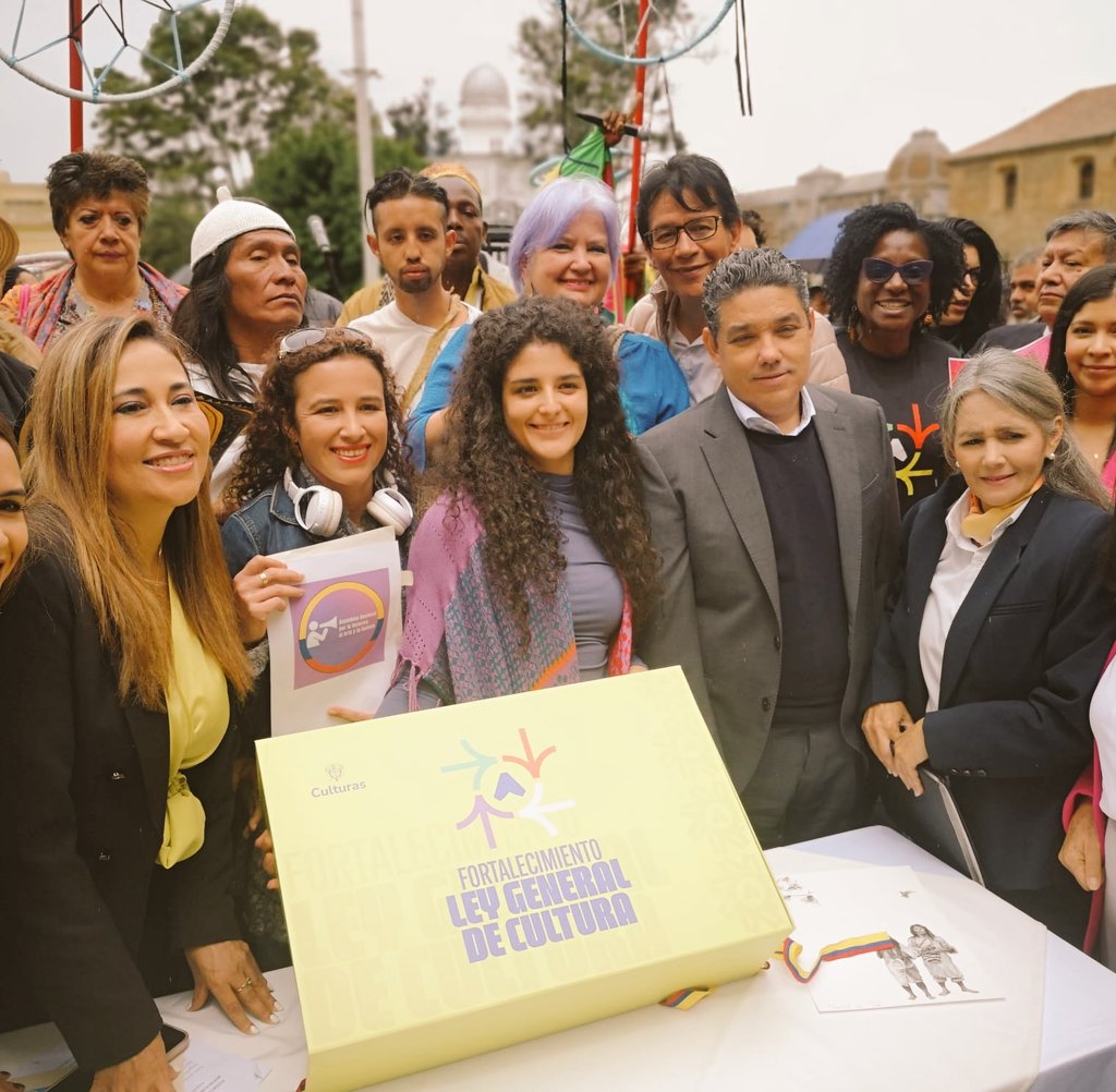 Desde <a href="/mincultura/">MinCultura Colombia</a> radicamos Reforma de la Ley General de Cultura, propuesta con los aportes de 6.900 personas en 17 encuentros regionales, consejos de cultura, juventudes y sectores artísticos.

Para llegar a este momento el diálogo con el territorio fue fundamental, abro hilo 👇🏿