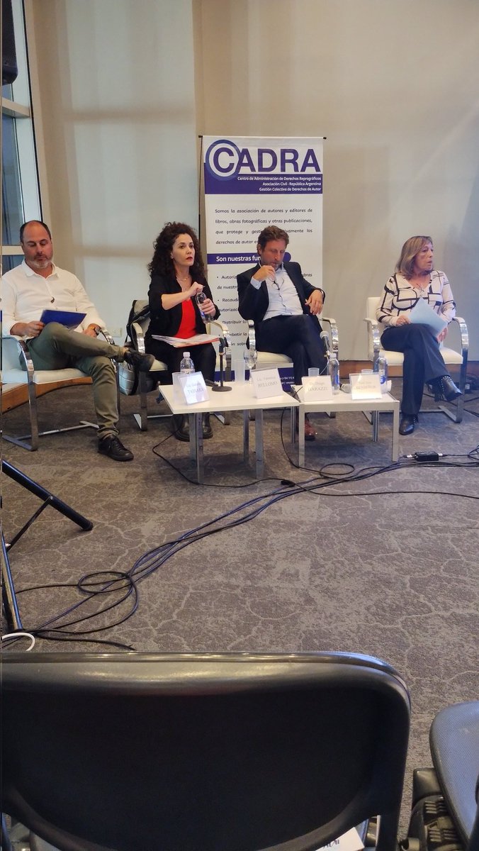 Comienza el último panel:
Los beneficios de la gestión colectiva para los titulares de derecho.

Participan el responsable de la <a href="/EditorialUNICEN/">Editorial UNICEN</a>, <a href="/gdtassara/">Gerardo Tassara</a>; el gerente de legales del diario La Nación, Diego Garazzi, y la fotoperiodista, docente y Lic. en...