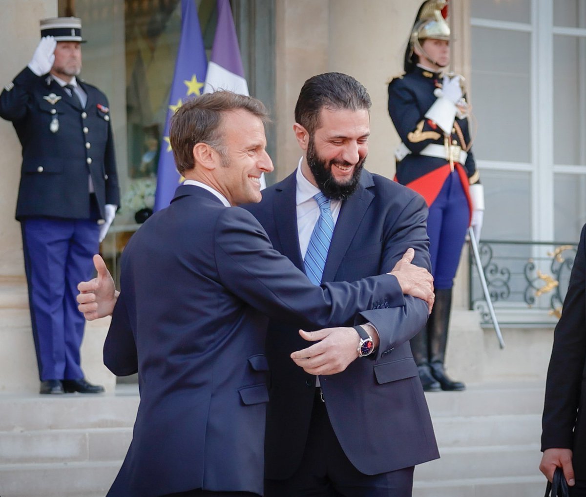 محمد الجولاني يعانق ماكرون الذي دعم الرسومات المسيئة للرسول الأعظم محمد عليه افضل الصلاة والسلام. 

صب عمي صب