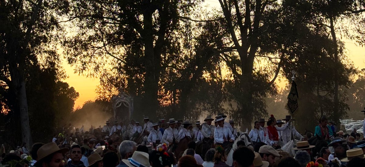 Que la brisa le susurra,
Que Huelva se va acercando…

Quedan 4 jueves,
28 amanecidas.