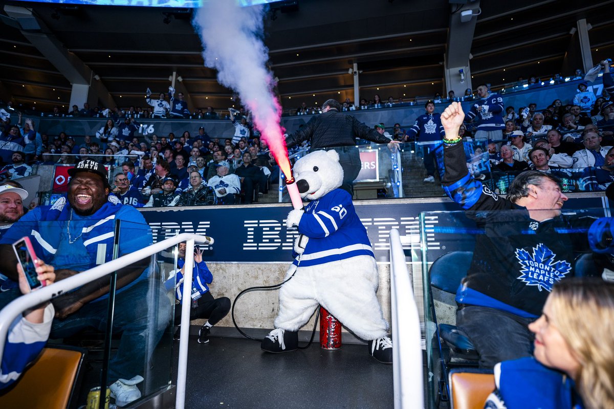 CarltonTheBear's tweet photo. ALL THE SMOKE 💨
ALL THE PASSION 💙

#Leafs #NHL #LeafsForever https://t.co/s31oLeqGLE