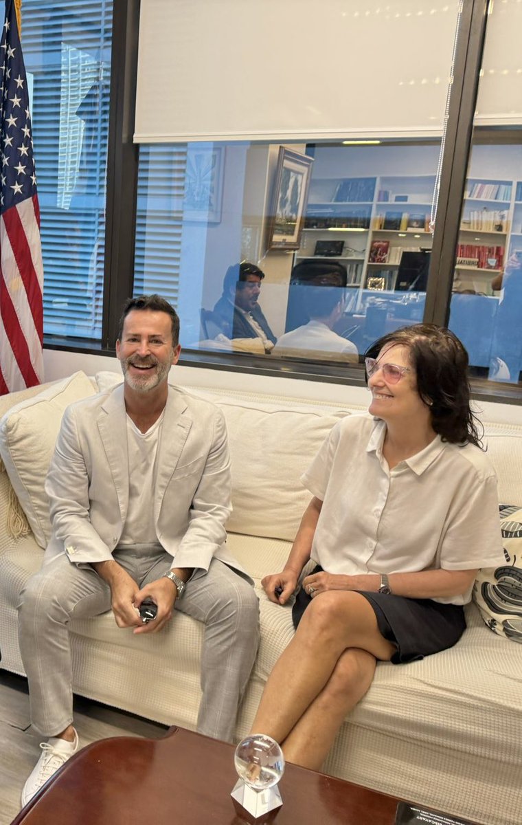 Gracias al Cónsul Argentino en Miami <a href="/MarceGilardoni/">Marcelo Gilardoni</a> y a @julianahecker por recibirme en el <a href="/ARGenMiami/">Consulado General de la Argentina en Miami</a> y por el intercambio de ideas para fomentar la industria audiovisual Argentina en Miami #argentinosenmiami