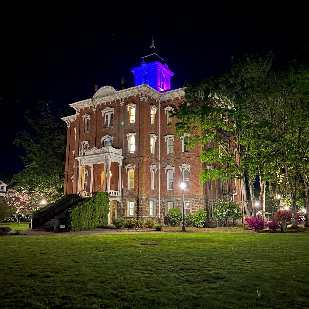 linfieldnursing's tweet photo. In honor of #NationalNursesWeek, Linfield lit up Pioneer Hall for the ANA’s #NursesLightUptheSky campaign 💙

We’re proud to celebrate our amazing nursing students, faculty and alumni who make a difference every day. https://t.co/7RacxjHkm7