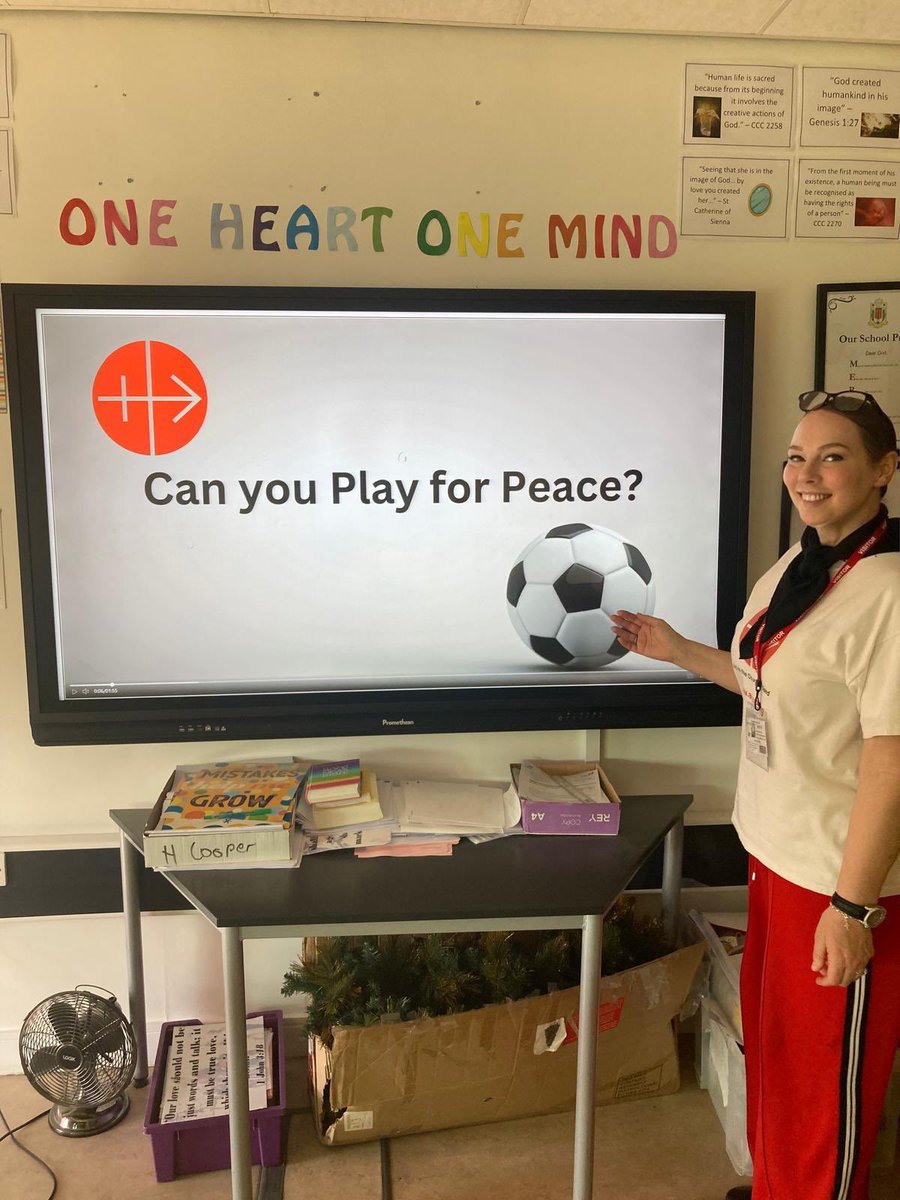 ACNUK_CO's tweet image. Many thanks to Ms Copper @broughtonhall for inviting ACN to Broughton Hall RC School, Liverpool today, and to year 7 & 11 pupils for their beautiful messages of hope ….✝️❤️🙏