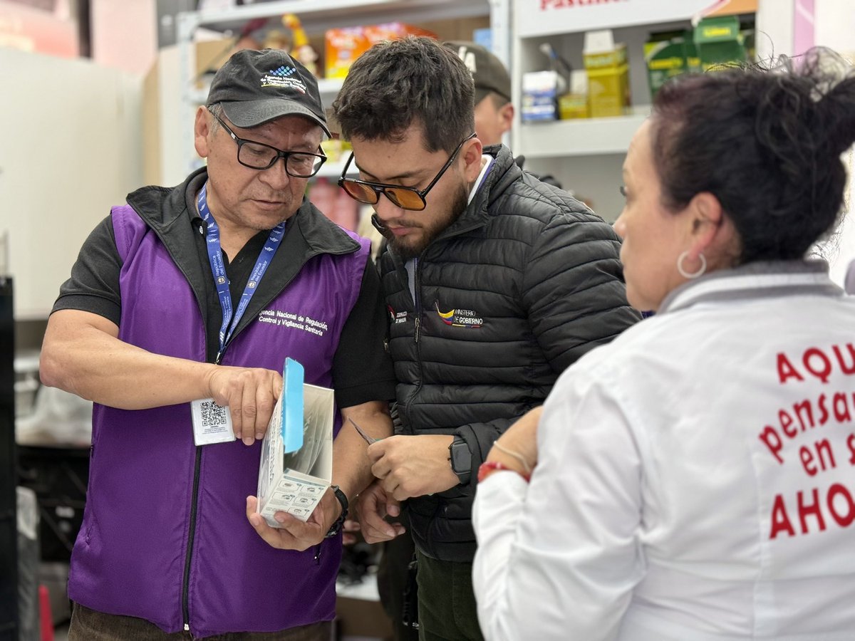 goberimbabura's tweet photo. ✅ #OperativosDeControl | En cumplimiento del Acuerdo Ministerial 069 y la Ley de Defensa del Consumidor, realizamos operativos en farmacias para evitar la especulación en precios de mascarillas y asegurar el acceso a productos de bioseguridad.
#ElNuevoEcuador https://t.co/9wA6X5Fn2G