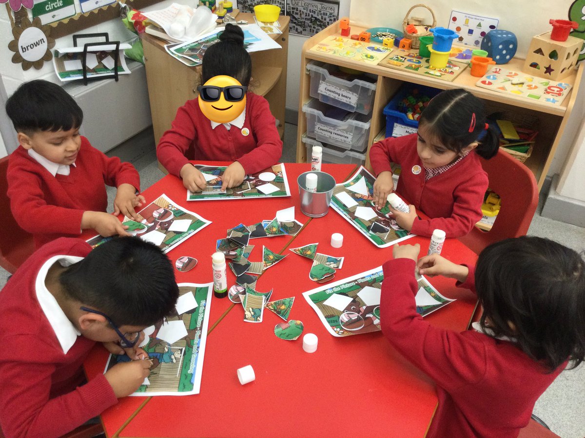 LeighPrimary's tweet photo. Nursery children were super clever at recognising the 2-D shapes and matching the same shapes together. #Maths #PD #shapes #takingturns #sharingresources #lifelonglearners https://t.co/Q271YooUT7