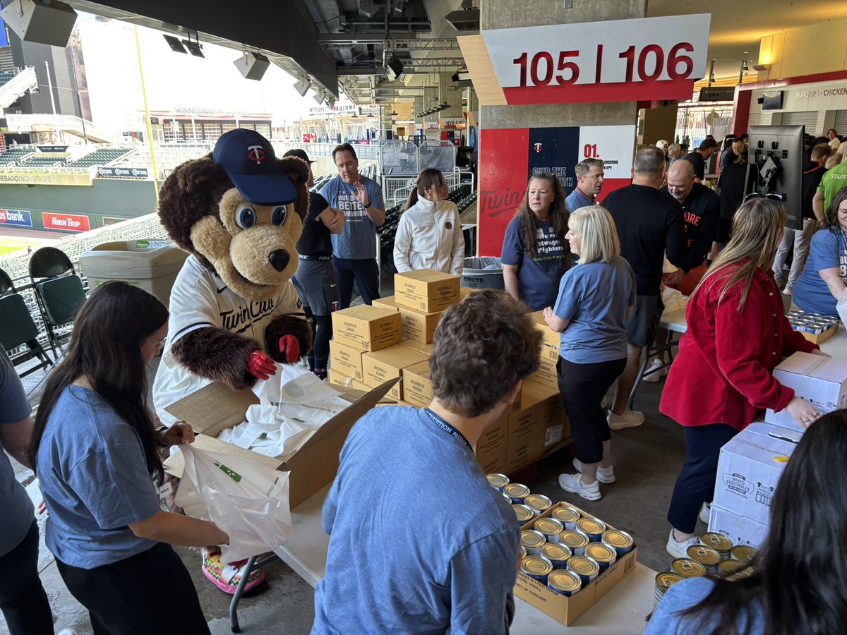kenterdahl's tweet image. Great story coming @kare11. Hours before tonight’s game, @twins and @orioles stood shoulder to shoulder packing 11k weekend meals for MN families. Former Twins pitcher, Kyle Gibson, goes way back with @EveryMealOrg and recruited several members of his new team to join the effort.