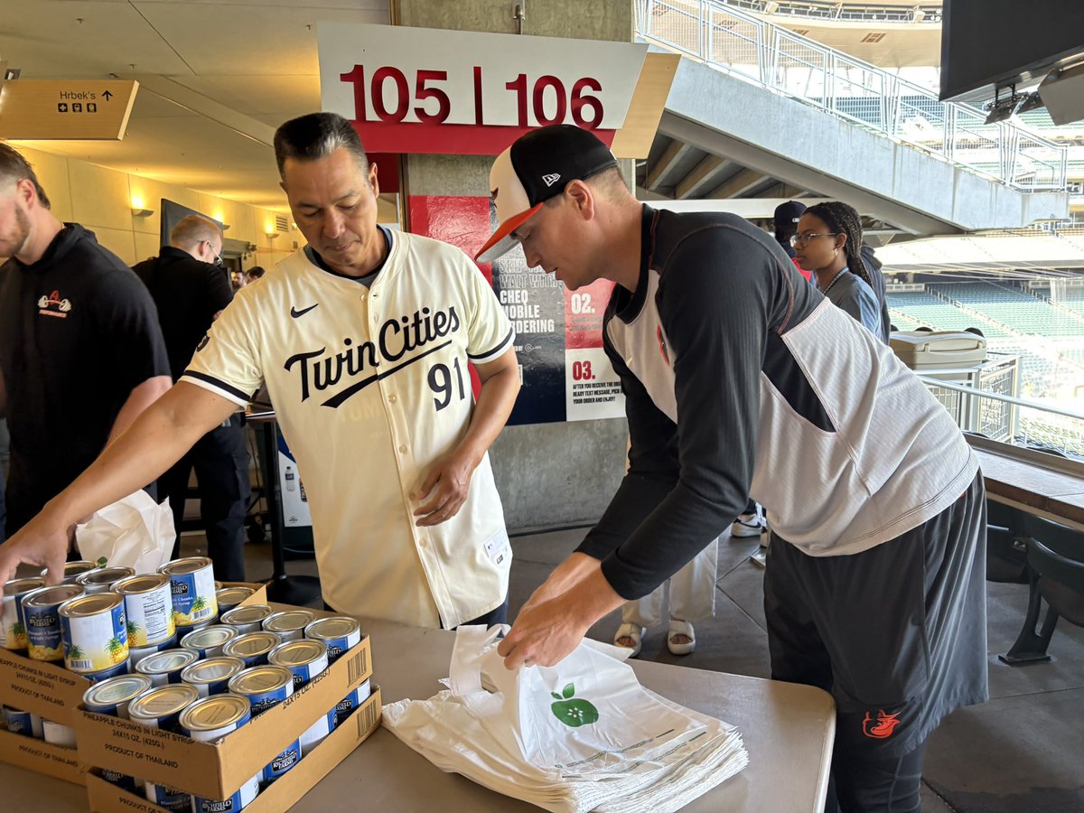 kenterdahl's tweet image. Great story coming @kare11. Hours before tonight’s game, @twins and @orioles stood shoulder to shoulder packing 11k weekend meals for MN families. Former Twins pitcher, Kyle Gibson, goes way back with @EveryMealOrg and recruited several members of his new team to join the effort.