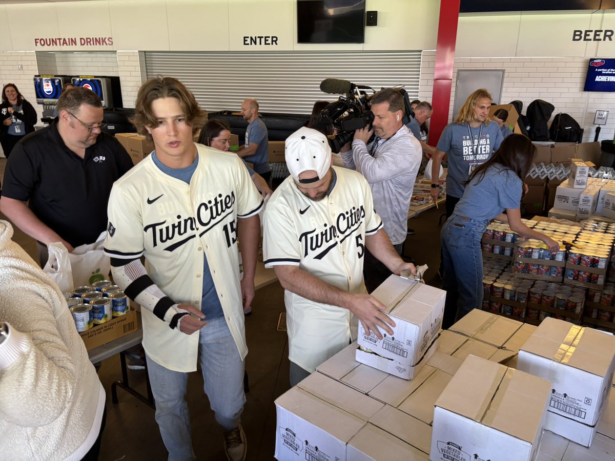 kenterdahl's tweet image. Great story coming @kare11. Hours before tonight’s game, @twins and @orioles stood shoulder to shoulder packing 11k weekend meals for MN families. Former Twins pitcher, Kyle Gibson, goes way back with @EveryMealOrg and recruited several members of his new team to join the effort.