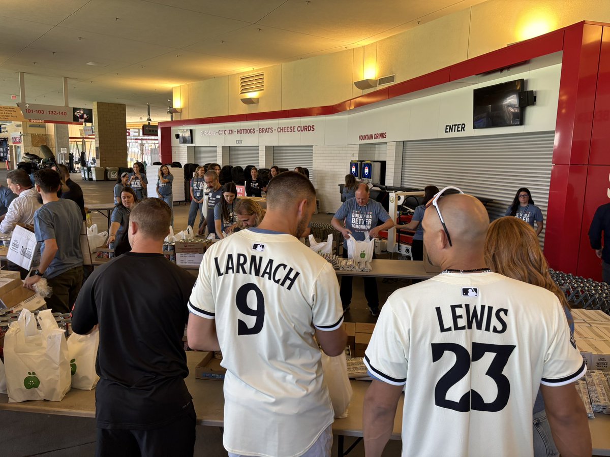 kenterdahl's tweet image. Great story coming @kare11. Hours before tonight’s game, @twins and @orioles stood shoulder to shoulder packing 11k weekend meals for MN families. Former Twins pitcher, Kyle Gibson, goes way back with @EveryMealOrg and recruited several members of his new team to join the effort.