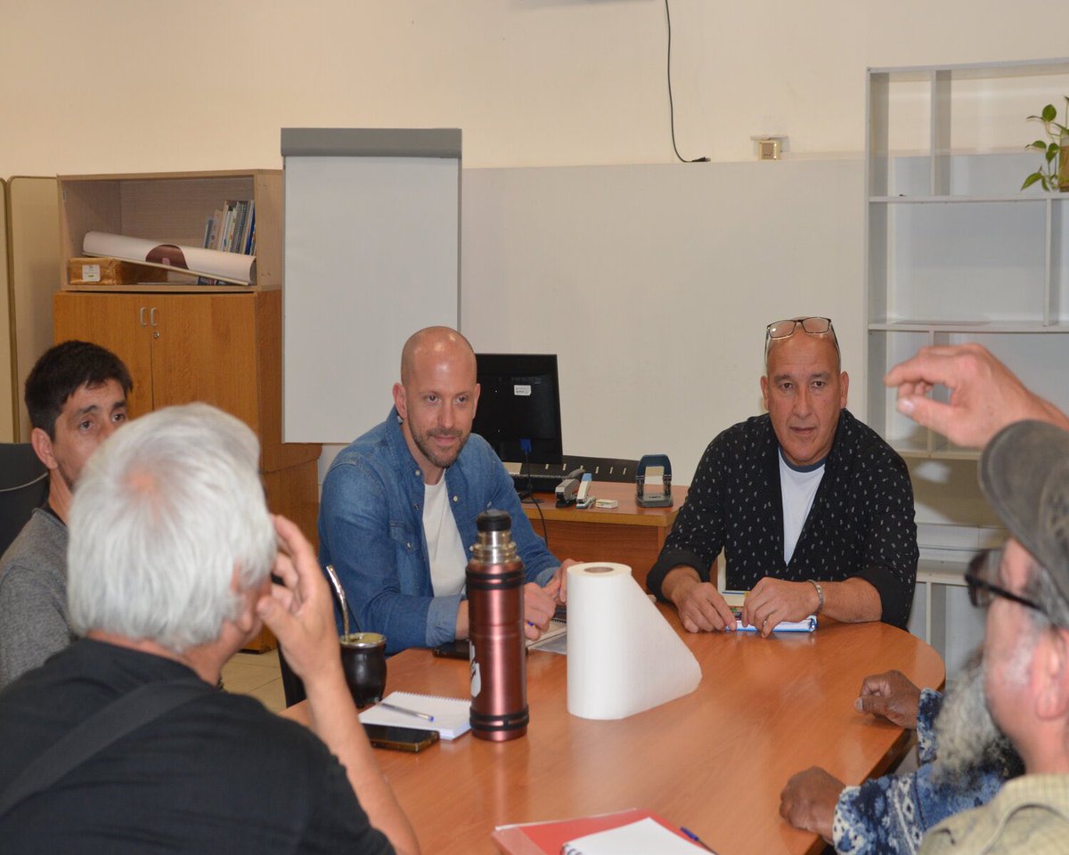 uy_desarrollo's tweet photo. En el marco de las instancias de encuentro que se vienen desarrollando desde el área Sociolaboral nos reunimos con el Sindicato de Cuidacoches- ACU-. https://t.co/vhbZpKoAdf