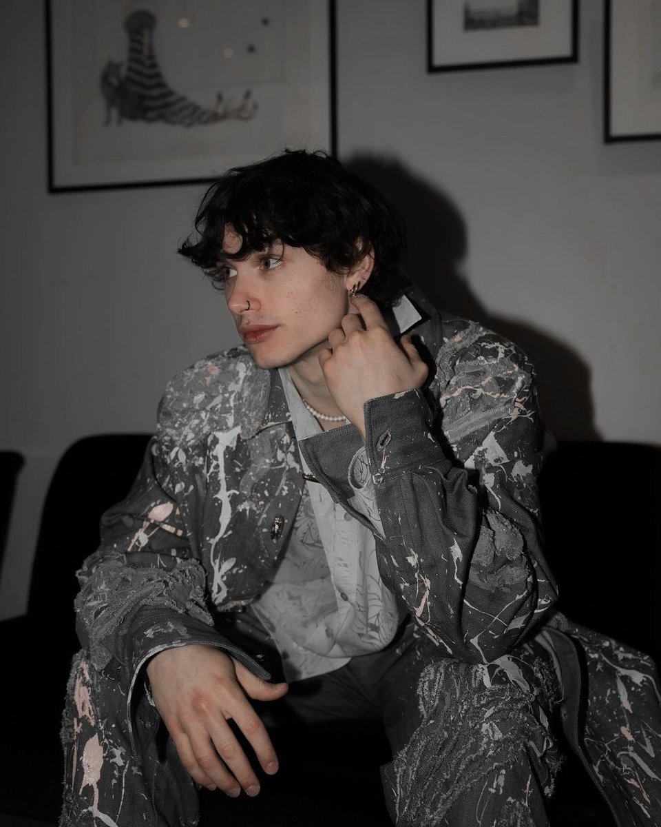 ㅤ

             𝓡𝓮𝓰𝓾𝓵𝓾𝓼   ⭑   𝓑𝓵𝓪𝓬𝓴.

       ﹙   𝖲𝗅𝗒𝗍𝗁𝖾𝗋𝗂𝗇 𝗄𝗂𝗇𝗀. 𝗱𝗲𝗮𝘁𝗵𝗲𝗮𝘁𝗲𝗿. ﹚
           ࣪    𐀶   𝐓𝐡𝐞 𝐥𝐢𝐭𝐭𝐥𝐞 𝐁𝐥𝐚𝐜𝐤'𝐬 𝐟𝐚𝐦𝐢𝐥𝐲.

        𝟢𝟷   ╱  𝐦𝐞𝐝𝐢𝐰𝐢𝐳𝐚𝐫𝐝.  ﹠̲  𝓡. 𝓐. 𝓑.

ㅤ