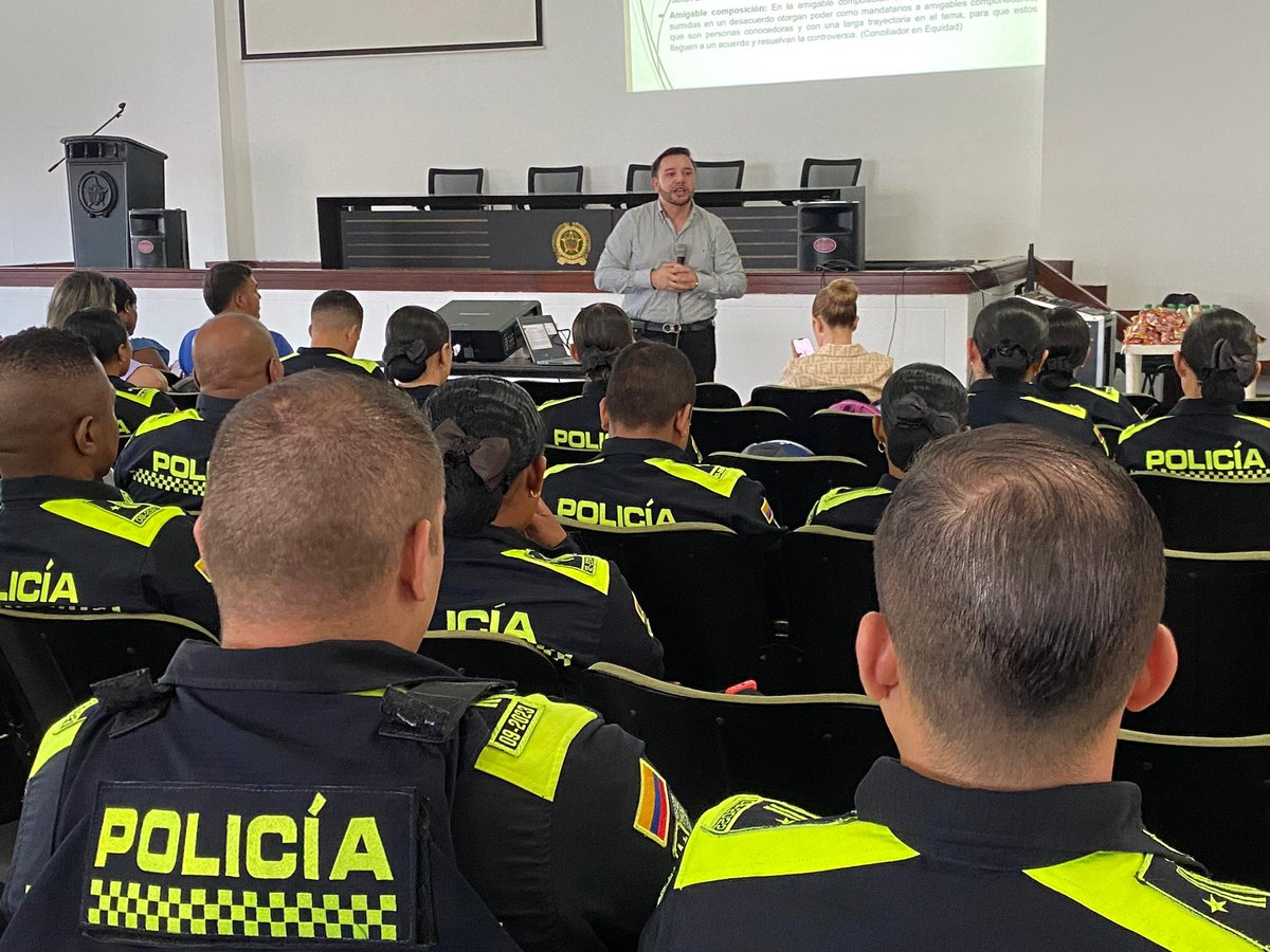 SeguridadCali's tweet photo. Más conocimiento en resolución de conflictos para beneficio de la comunidad.

Gestores de Policía Comunitaria y profesionales de nuestro programa #EnLaBuena recibieron una capacitación enfocada en mediación. Ellos diariamente trabajan en territorio buscando una Cali reconciliada. https://t.co/SEhSFTPpPV