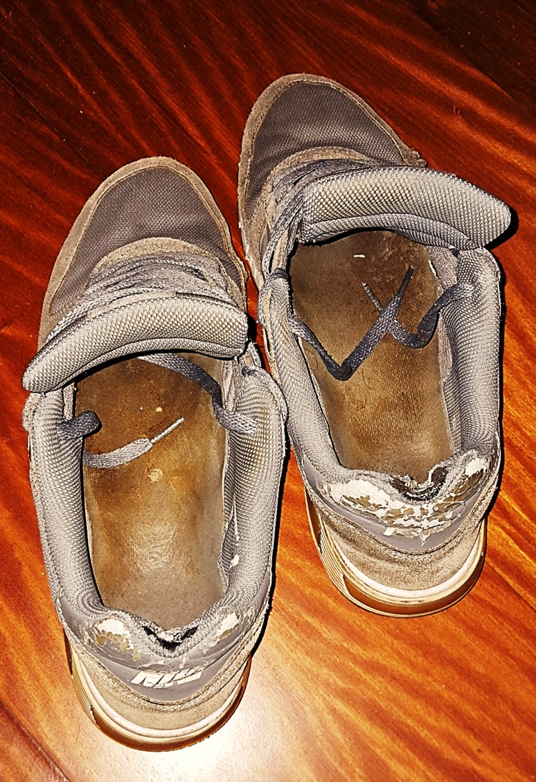 6 anos de suor acumulado!
6 years of accumulated sweat!
#dirtysneaker #smellysneaker #stinkysneaker #sweatysneaker #nikefetish #sniffmysneaker #sneakerfetish #chule #chulezao #chuledemacho