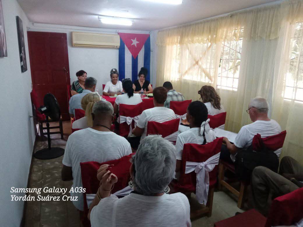En intercambio con militantes del <a href="/PartidoPCC/">Partido Comunista de Cuba</a> en la Empresa Cubaquivir #LosPalacios #PinardelRío #Cuba