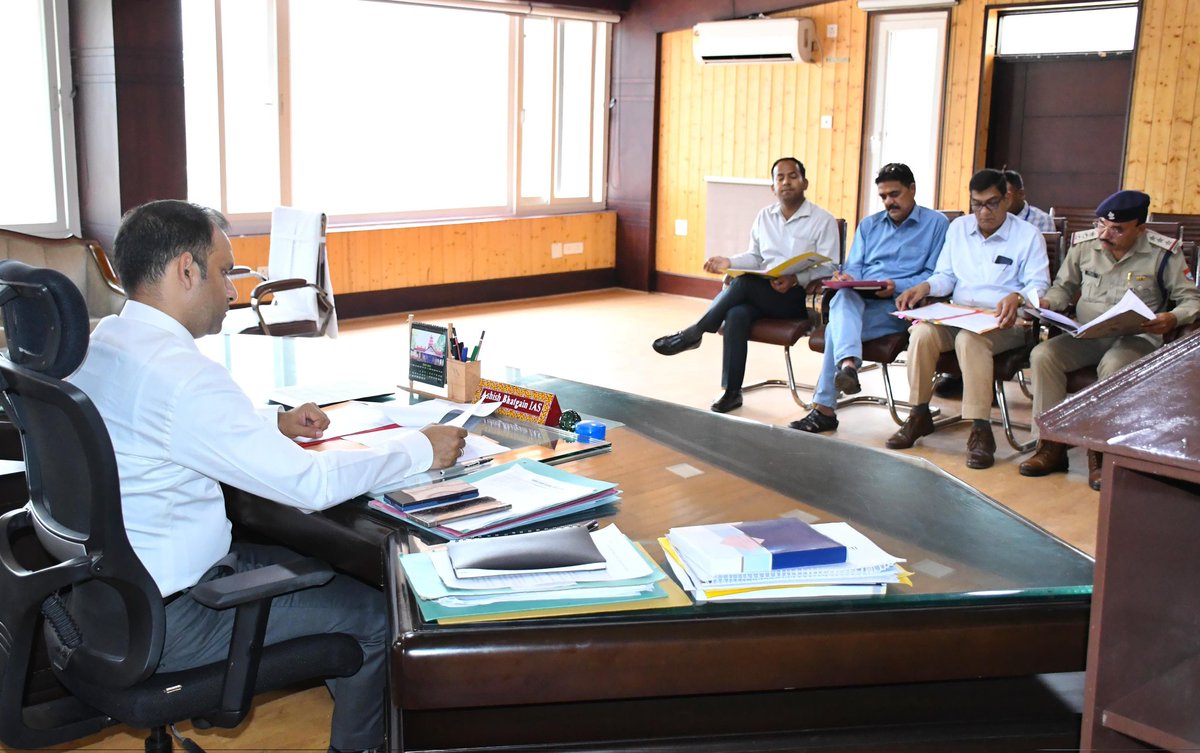 सेवारत व पूर्व सैनिकों और वीर नारियों की समस्याओं की समीक्षा बैठक में सैनिकों के परिवादों का निराकरण प्राथमिकता के आधार पर किए जाने के निर्देश संबंधित अधिकारियों को दिये।
<a href="/DIPR_UK/">Uttarakhand DIPR</a>