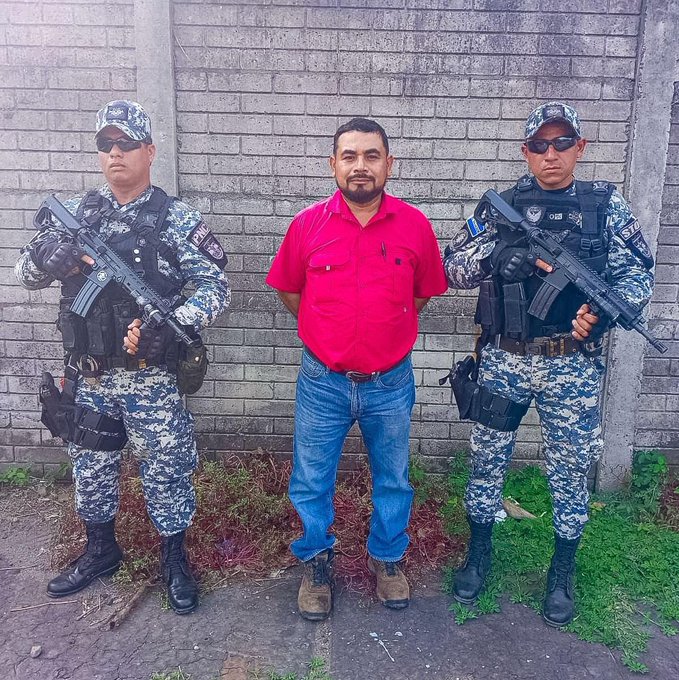 #MasCapturas I La <a href="/PNCSV/">PNC El Salvador</a>  capturó a José Modesto Menjívar Vásquez, empresario de la R97 que recorre de Santa Tecla a la comunidad El Pino. Según la policía,  será remitido por los delitos de:  Incumplimiento de deberes ,Denegación de auxilio, Extorción y Peculado.