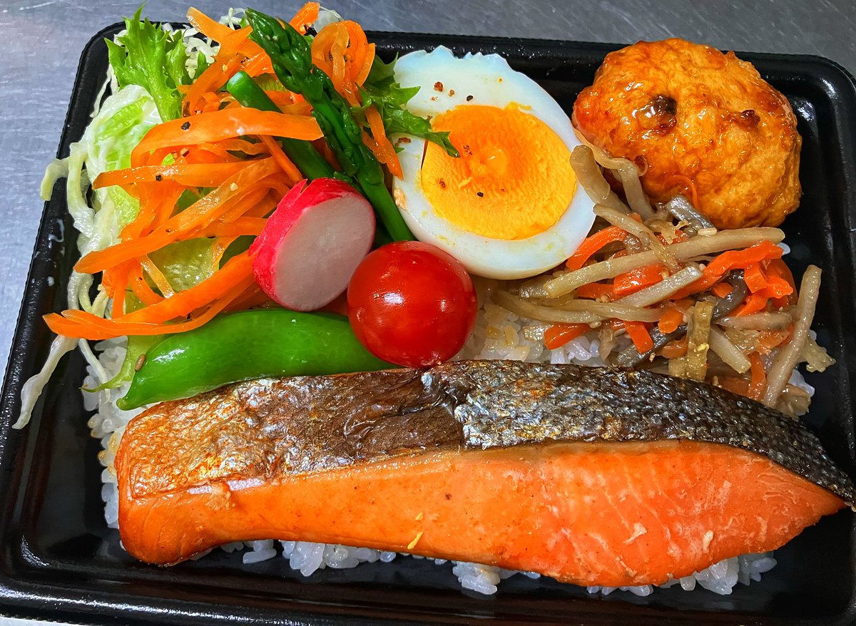 38sun3's tweet photo. おはようございます😃
本日のおすすめ…
明太子味の鮭とお野菜たっぷりのお弁当です♪ https://t.co/NxjShwZ7AR