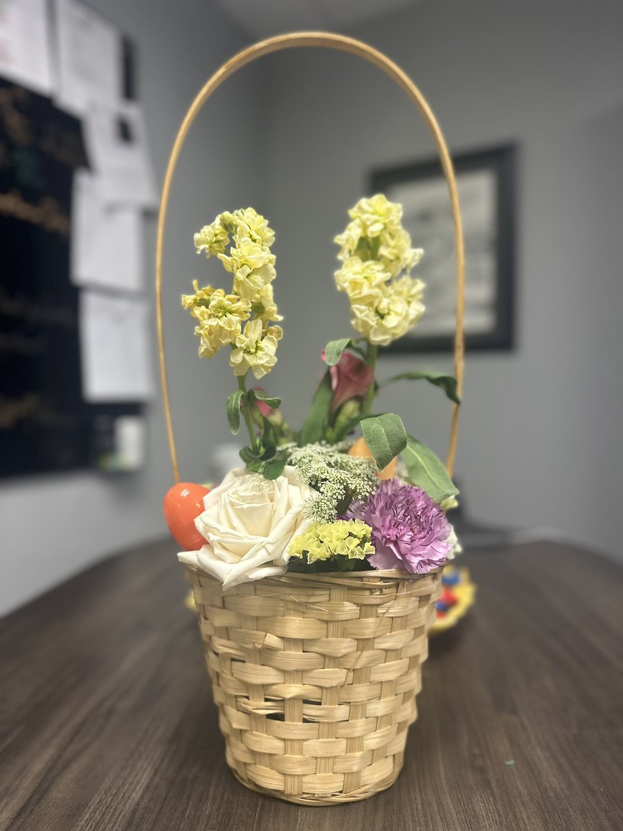 EstellaRupard's tweet photo. Love this months floral arrangement - Love the design and choice of flowers!! https://t.co/QNizdSvxna