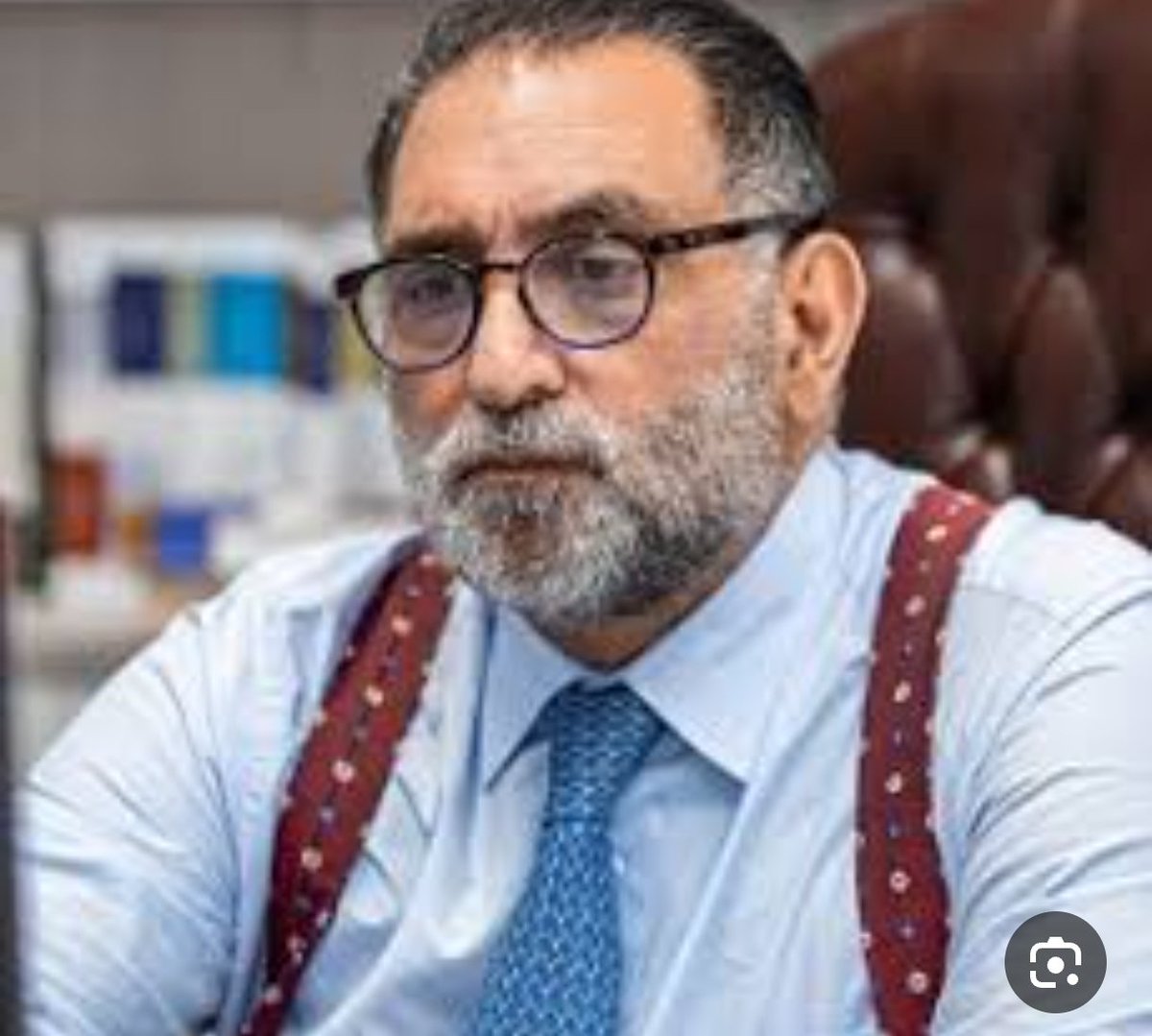 <a href="/Omar_Madaniah/">عمر مدنيه</a> القائل حامل للجنسية الاسرائيلية ومابسافر الا بالجواز الاسرائيلي وكان عضو بالكنيست
لما عديم الكرامةبيتحدث بالكرامة