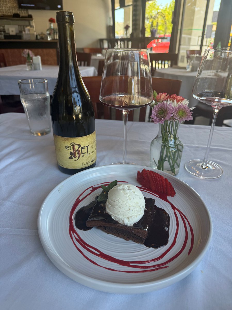 El Rey Wine (@elreywine) on Twitter photo <a href="/ElReyWine/">El Rey Wine</a> + @ar_restaurantbuellton flourless and sugar free cake + the fabulous @philip_carpenter make a recipe for a delicious, fun afternoon! <a href="/ElReyWine/">El Rey Wine</a> + @ar_restaurantbuellton flourless and sugar free cake + the fabulous @philip_carpenter make a recipe for a delicious, fun afternoon!