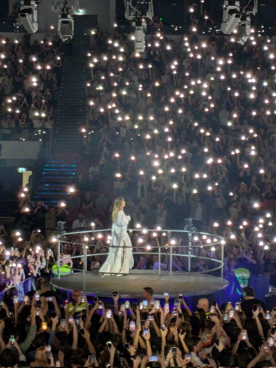 OLSENSCTRL's tweet photo. this was one of the best live shows I've ever seen in my life. it felt like watching a true pop star firing on all cylinders and on her way to become a legend if she keeps it up. Tate you are MOTHER! #MissPossessiveTour https://t.co/ur2RfRC5ET