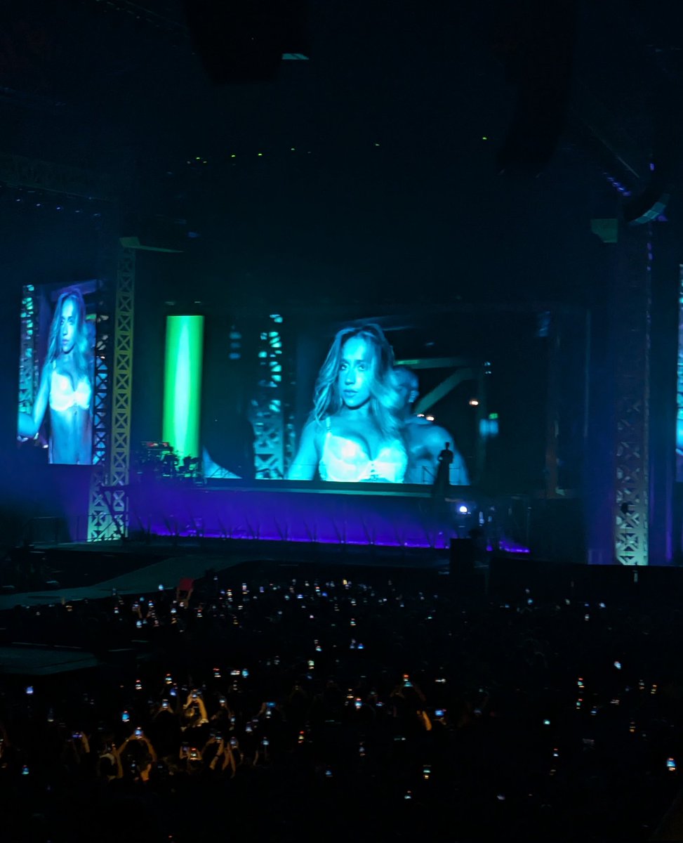 OLSENSCTRL's tweet photo. this was one of the best live shows I've ever seen in my life. it felt like watching a true pop star firing on all cylinders and on her way to become a legend if she keeps it up. Tate you are MOTHER! #MissPossessiveTour https://t.co/ur2RfRC5ET