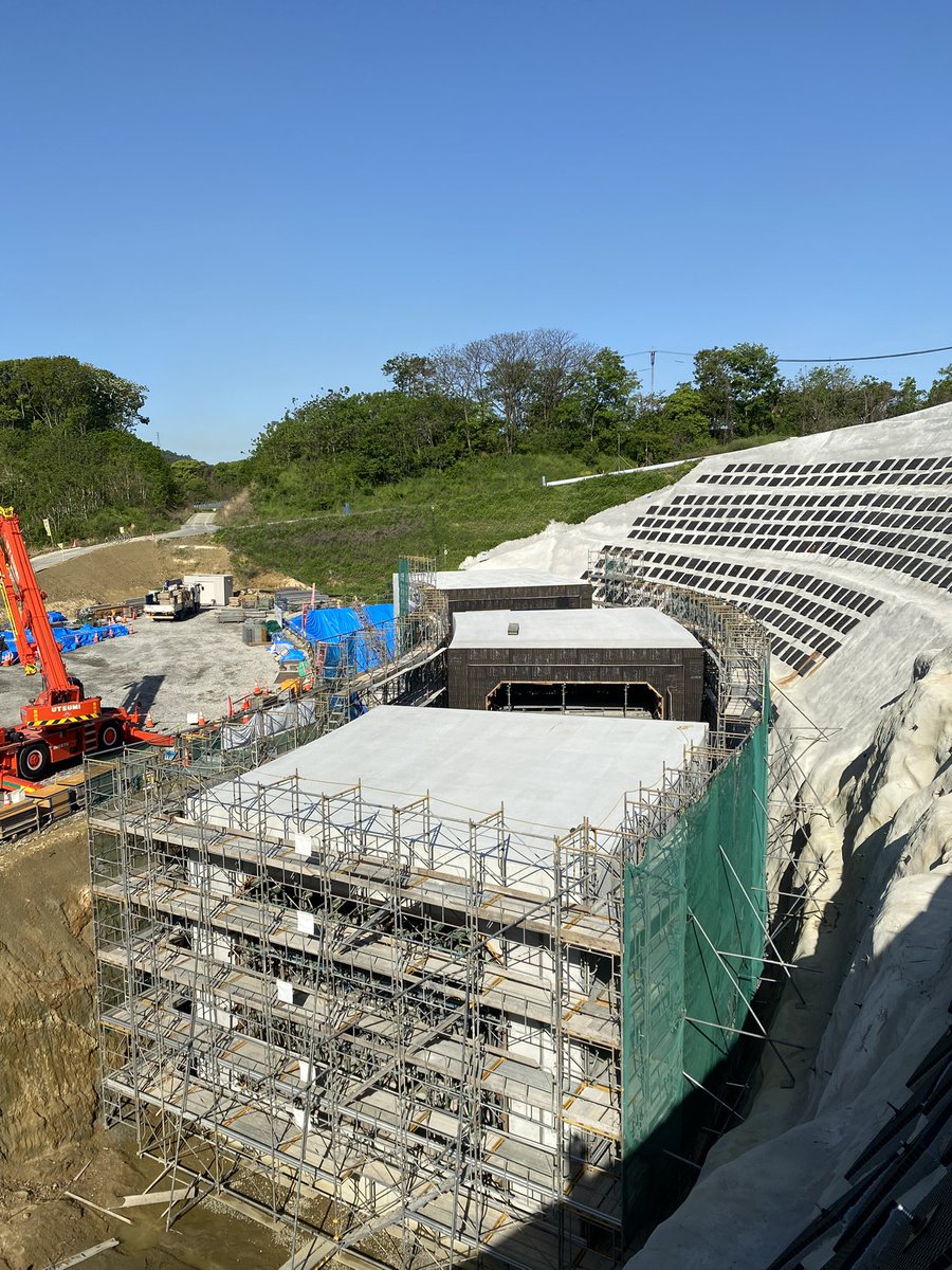 おはようございます。
GWも終わり現場は活気が戻りました。
現在は2基目の内部型枠、支保の解体中です。
5基のうち3基のコンクリート打設も完了し、7月中には残り2基を施工予定です。

本日もご安全に🦺⛑️