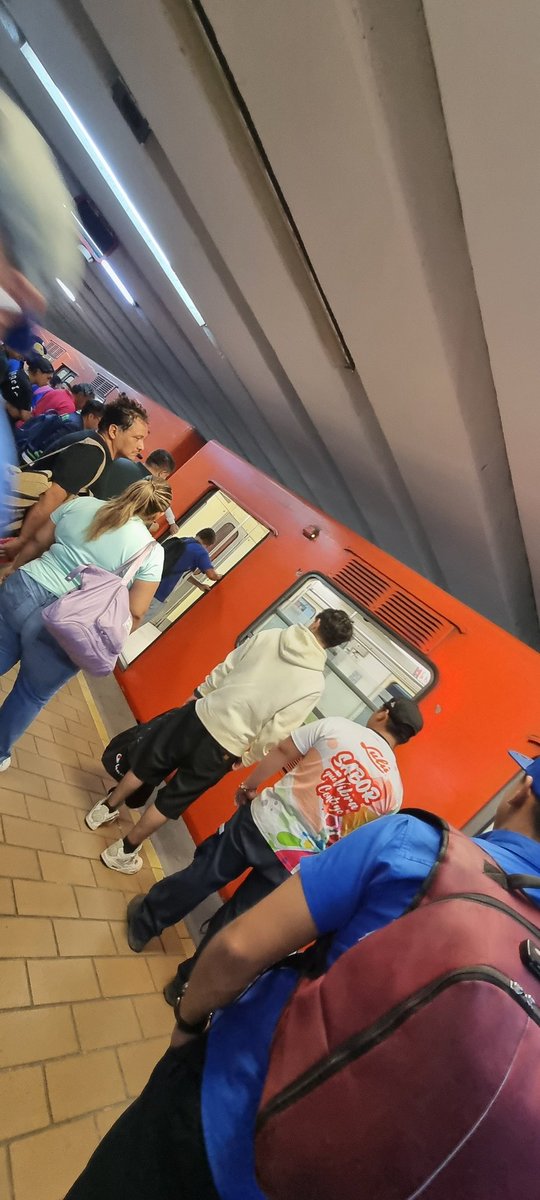 DDammis's tweet photo. @MetroCDMX @ctcdelmetro Linea 6, una puerta de uno de los vagones no cierra, desalojan el tren y retrasan todo el servicio. https://t.co/mEq64JYx33