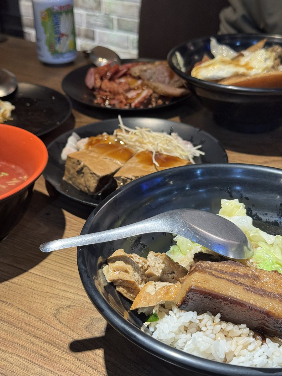 weiwei000613's tweet photo. 打完球跟朋友一起吃飯 是很快樂的時光 https://t.co/S0wbsaW736