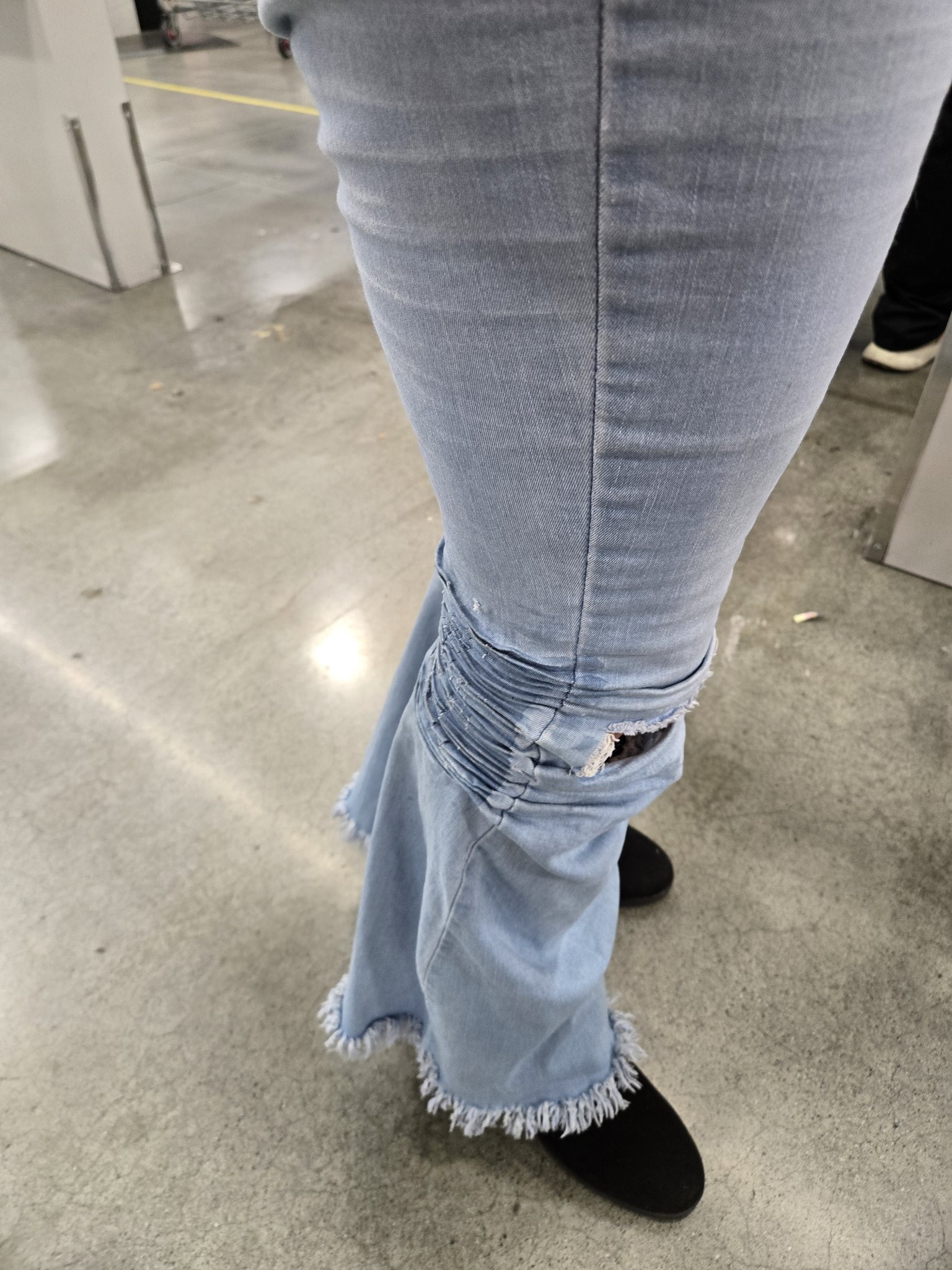 tightjeans #jeans #creases #tightjeans #wife #rippedjeans #jeansbooty  #bellbottoms #slay #destroyedjeans #bohochic #jeansfetish #flarejeans  #heels #boots #thickwoman #thicklegs #curvygirl #ruchedjeans #ootd  #widelegjeans #blackjeans #curvy ...