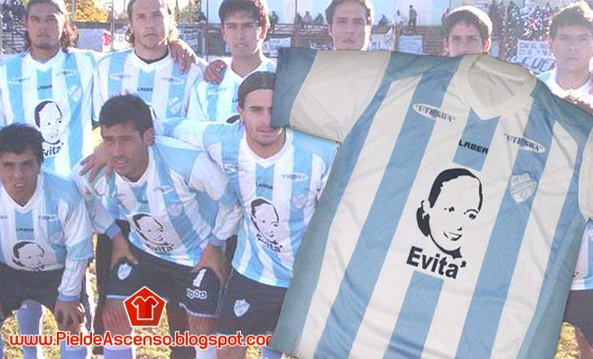 📚#ParaVolveraLeer En el 106º aniversario del nacimiento de Eva Perón, recordamos cuando en 2007 Argentino de Quilmes lucio la estampa de Evita en su camiseta.

👉pieldeascenso.blogspot.com/2017/04/eva-pe…
